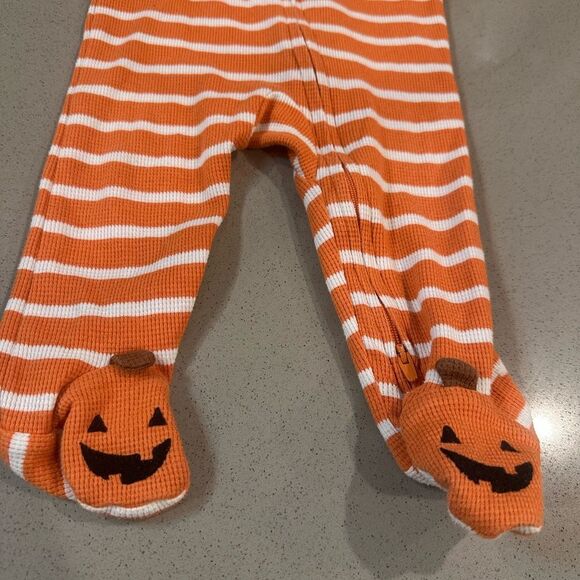 Carters Halloween pumpkin onesie with matching knitted pumpkin beanie/hat - Picture 3 of 9